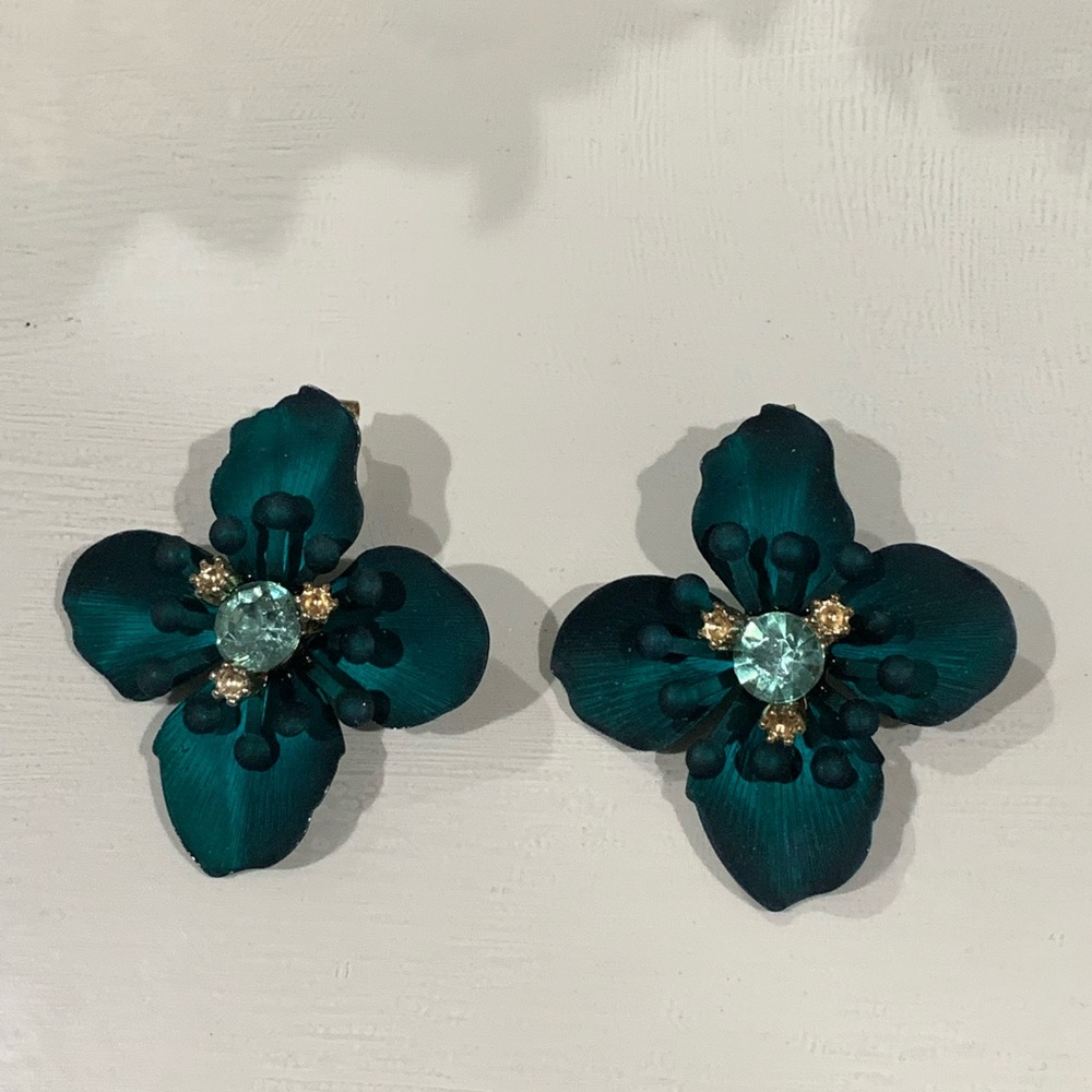 Flower earrings with rhinestones